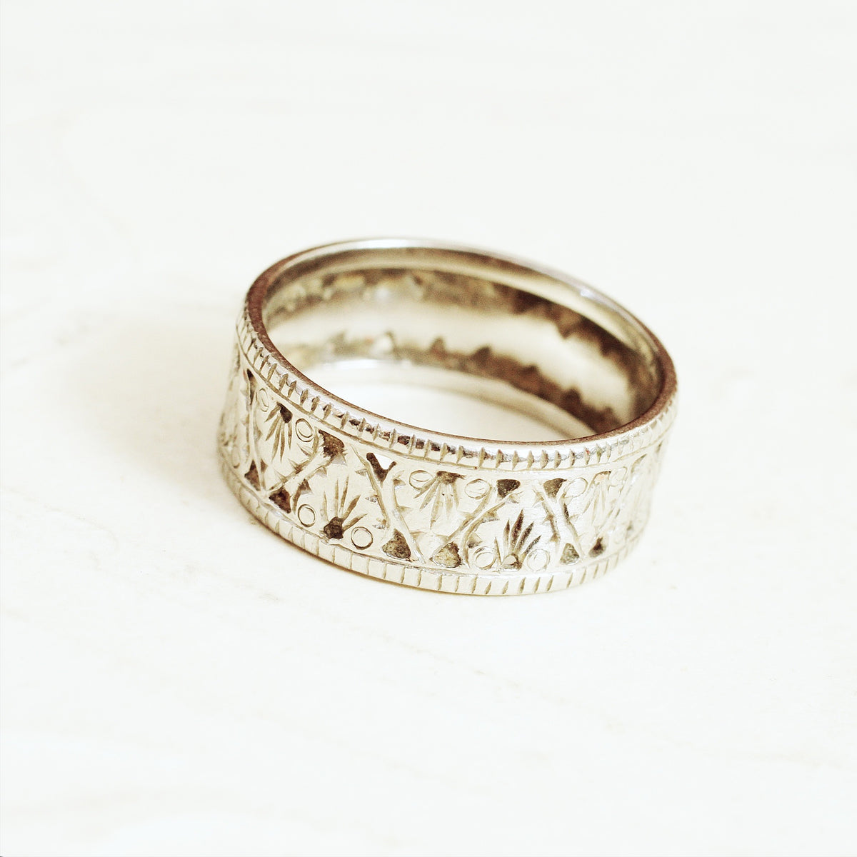 Vintage Hearts & Ferns Platinum Wedding Band