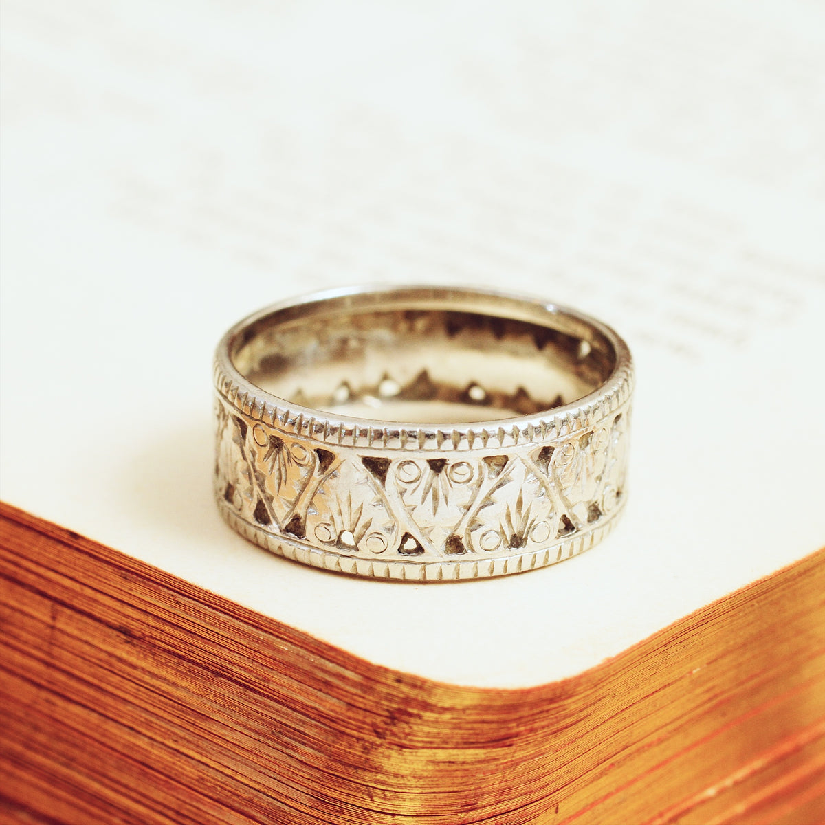 Vintage Hearts & Ferns Platinum Wedding Band