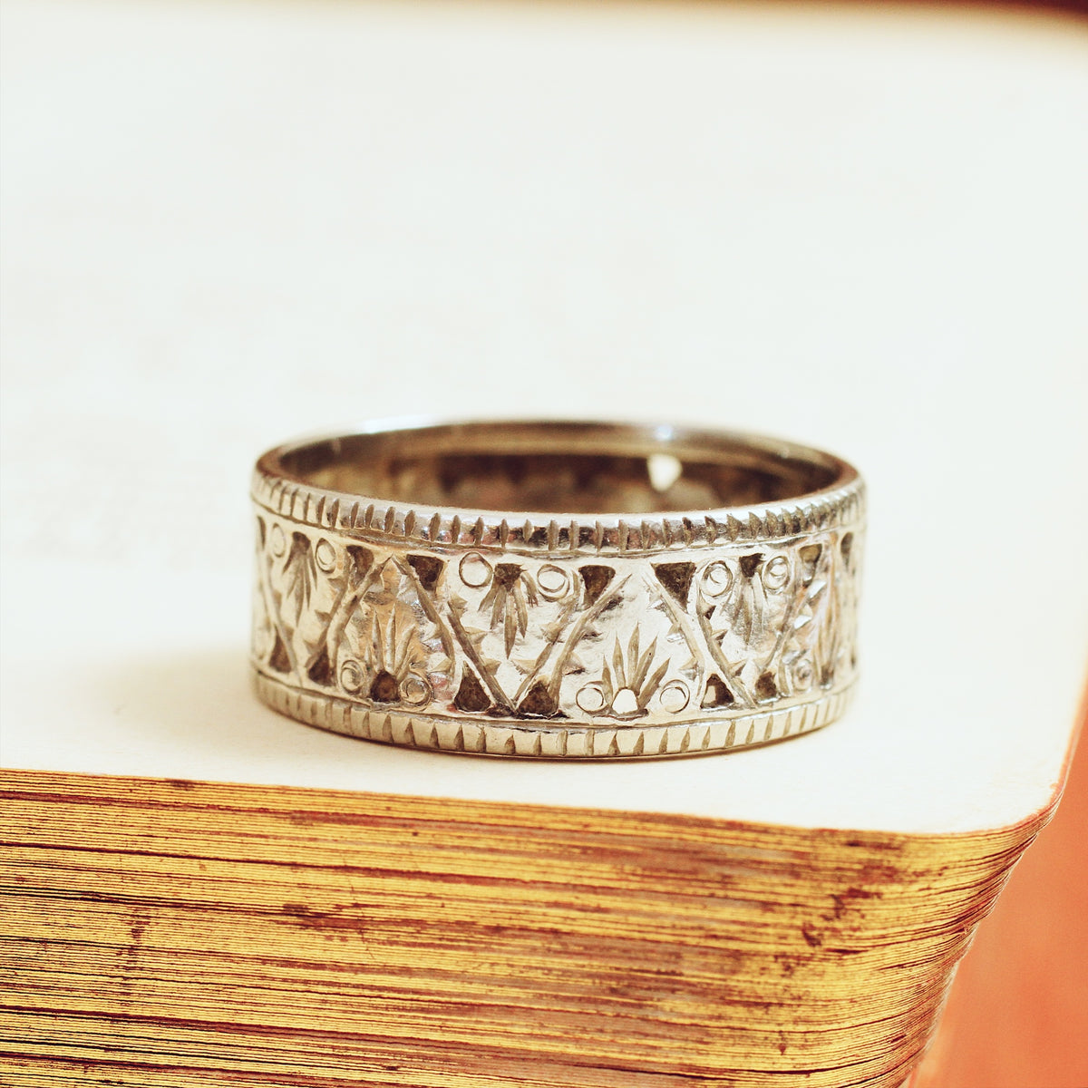 Vintage Hearts & Ferns Platinum Wedding Band