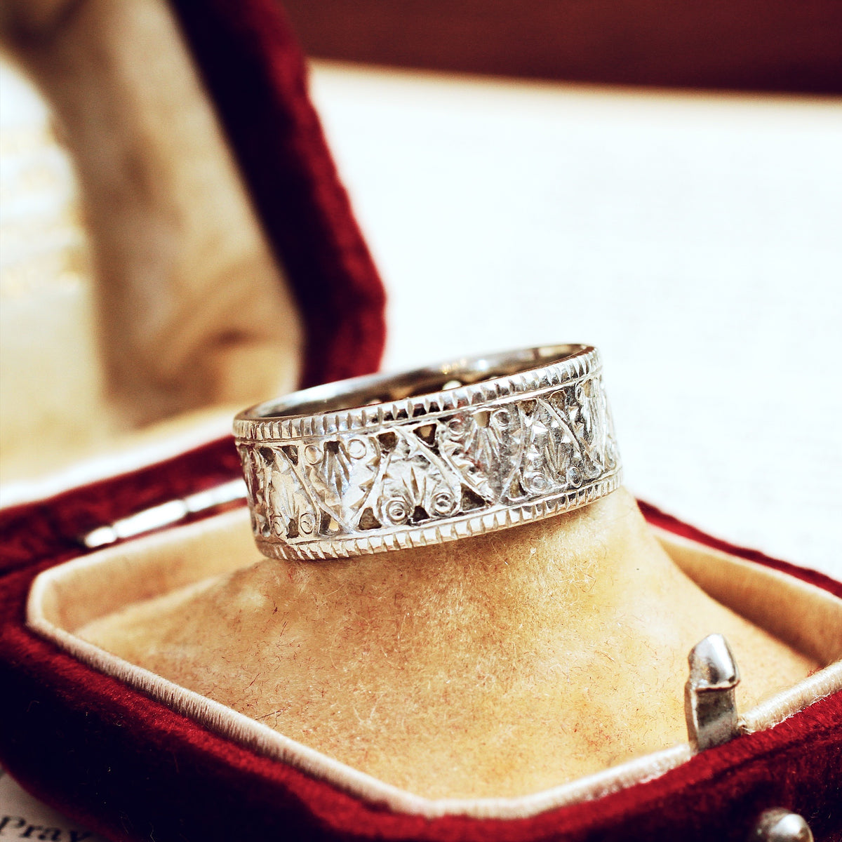 Vintage Hearts & Ferns Platinum Wedding Band