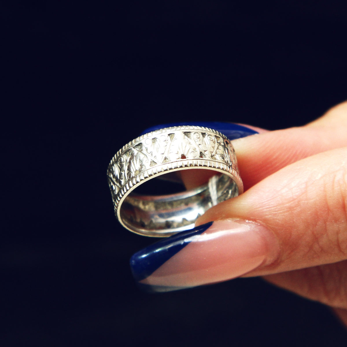 Vintage Hearts & Ferns Platinum Wedding Band