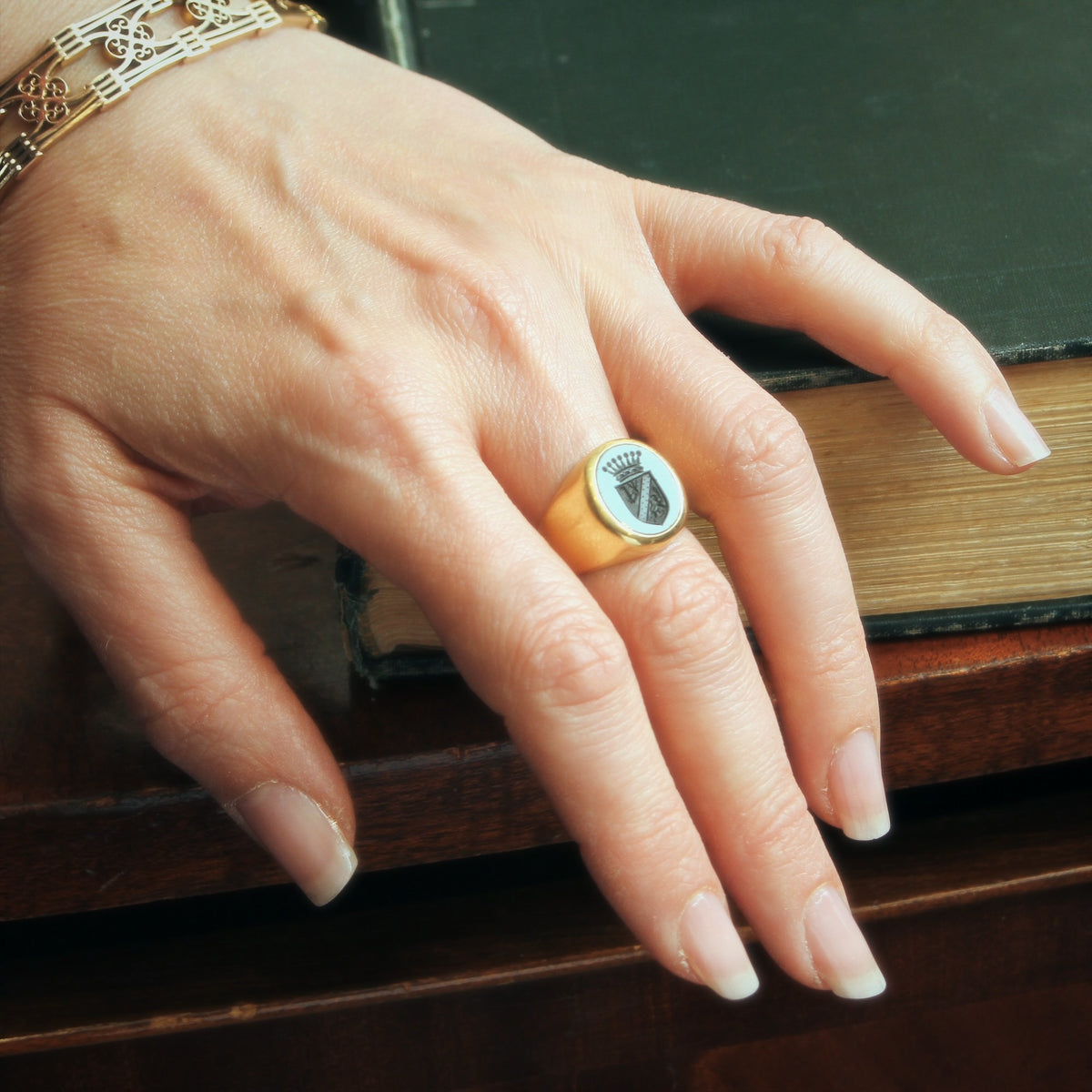 Super Quality 18ct Gold Intaglio Crest Signet Ring