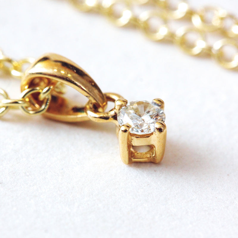 18ct Gold Diamond Solitaire Pendant with Gold Chain