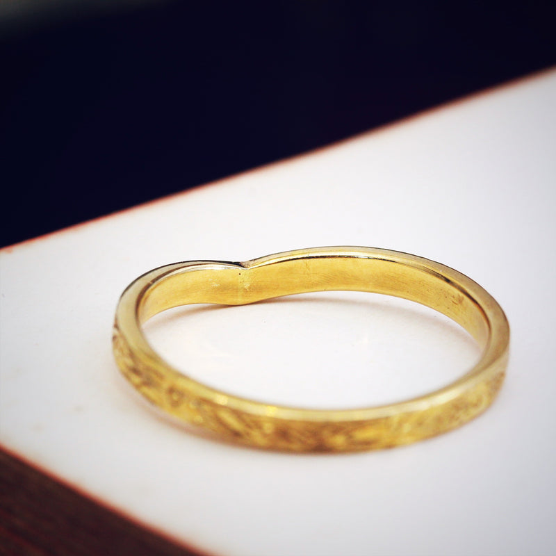 Engraved 18ct Gold Curve Shape Wedding Band