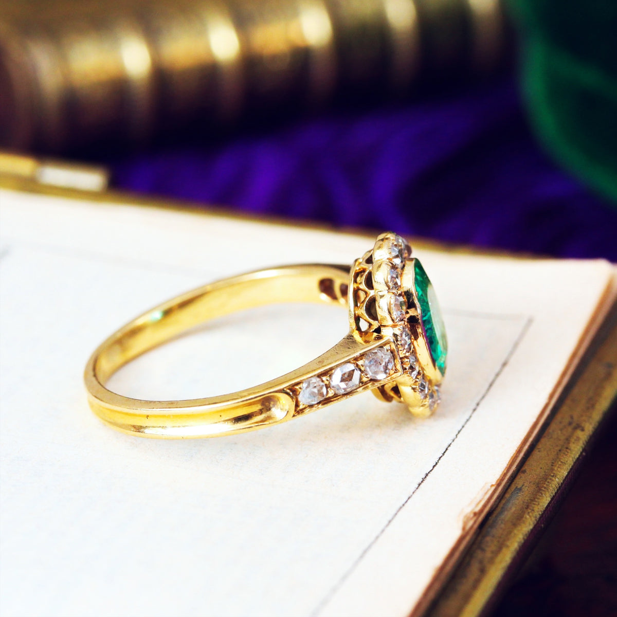 Darling! Pretty Vintage Emerald & Diamond Cluster Ring