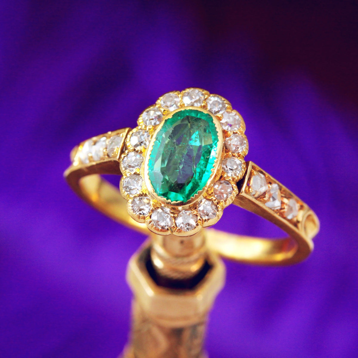Darling! Pretty Vintage Emerald & Diamond Cluster Ring